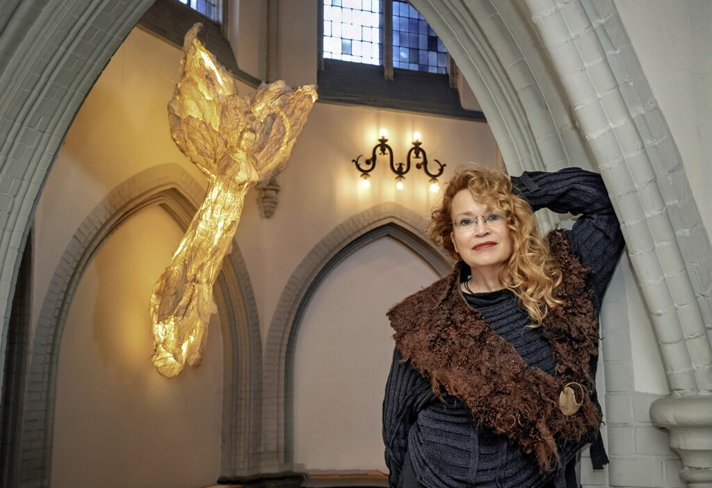 Engel der Weiblichkeit im Kolumbarium Rheinkirche Duisburg, Simone Kamm Lichtobjekte