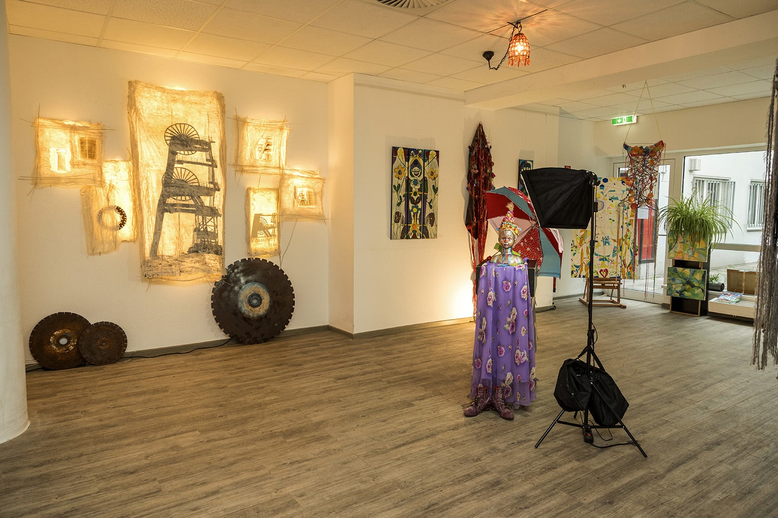 Einblick in die Galerie Auf Zeit; Simone Kamm Lichtobjekte; Petra Petra Ehrhardt; Wolfgang Kleinöder; Paper Art;