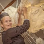 Papierkünstlerin Simone Kamm in ihrem Atelier für Licht- und Objektkunst - Arbeit am Friedensengel - Rathausengel